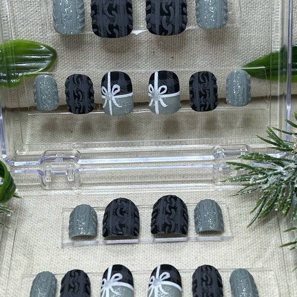 Reusable gray plaid sweater press on nails set of 20 - Picture 1 of 5